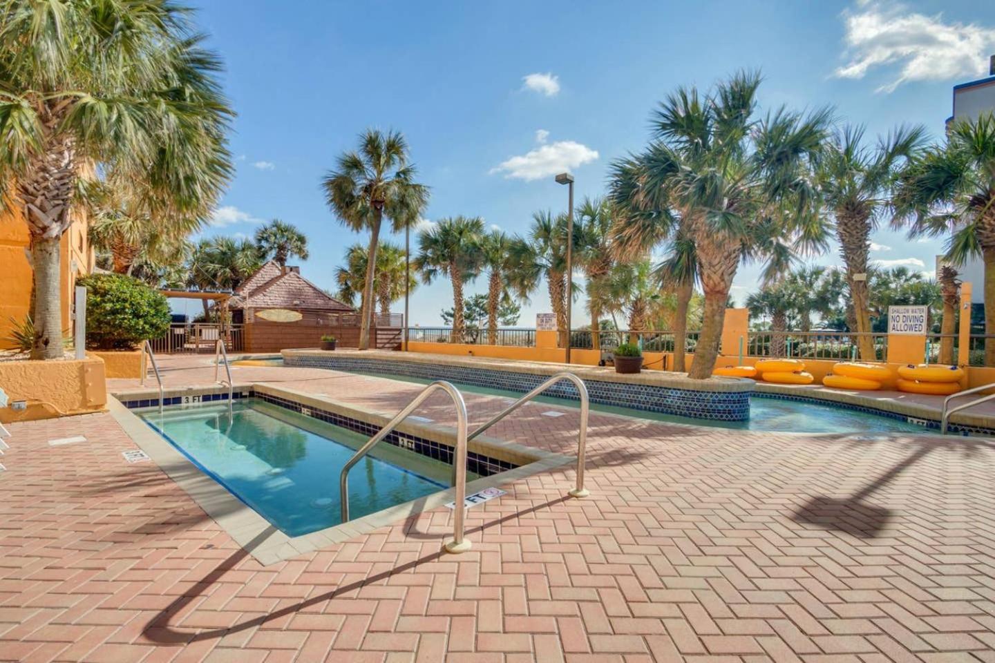 Oversized Ocean View Queen Suite With Beautiful Fireplace And Accents - Sleeps 4 Guests! Миртл-Бич Номер фото