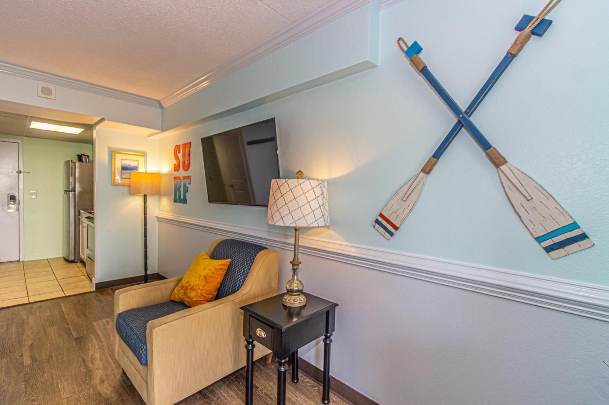 Oversized Ocean View Queen Suite With Beautiful Fireplace And Accents - Sleeps 4 Guests! Миртл-Бич Номер фото
